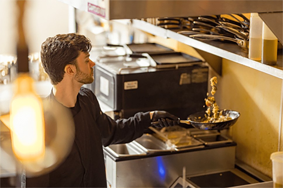 Rex Herald, paciente con hemofilia A, cocinando en un restaurante